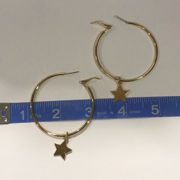 🔴 Gold tone hoop earrings with a star charm - Picture 3 of 3